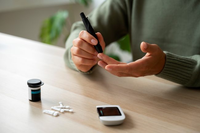 Mengecek gula darah agar terhindar dari diabetes