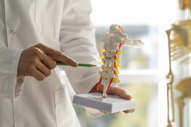 dokter menjelaskan tentang kesehatan tulang