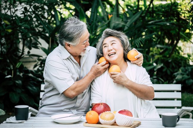 lansia sedang makan sehat