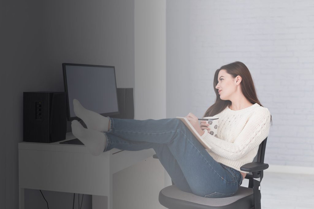 (Posisi duduk yang menyebabkan sakit pinggang, Sumber: Freepik)
