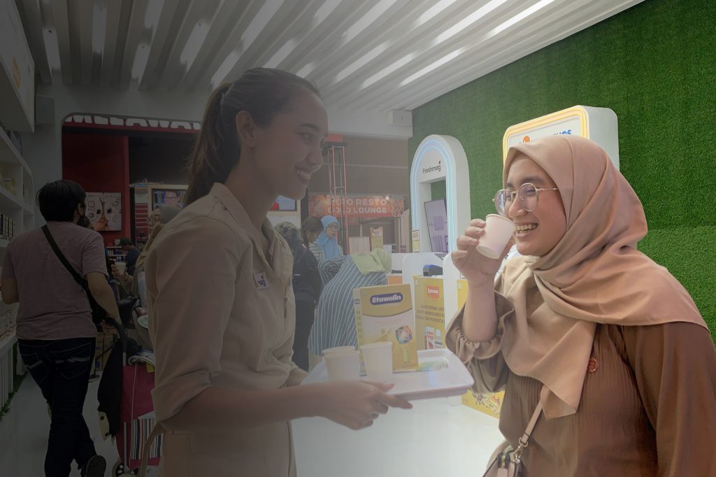 (Pengunjung mencicipi Etawalin di Booth, Sumber: Tim Etawalin)