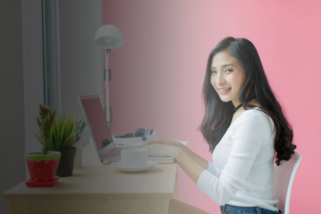 (Seseorang duduk di meja kerja, Sumber: Freepik)