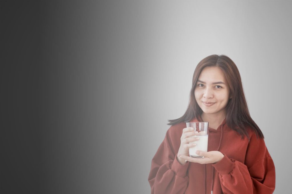(Ilustrasi mengonsumsi susu Etawalin, Sumber: Freepik)
