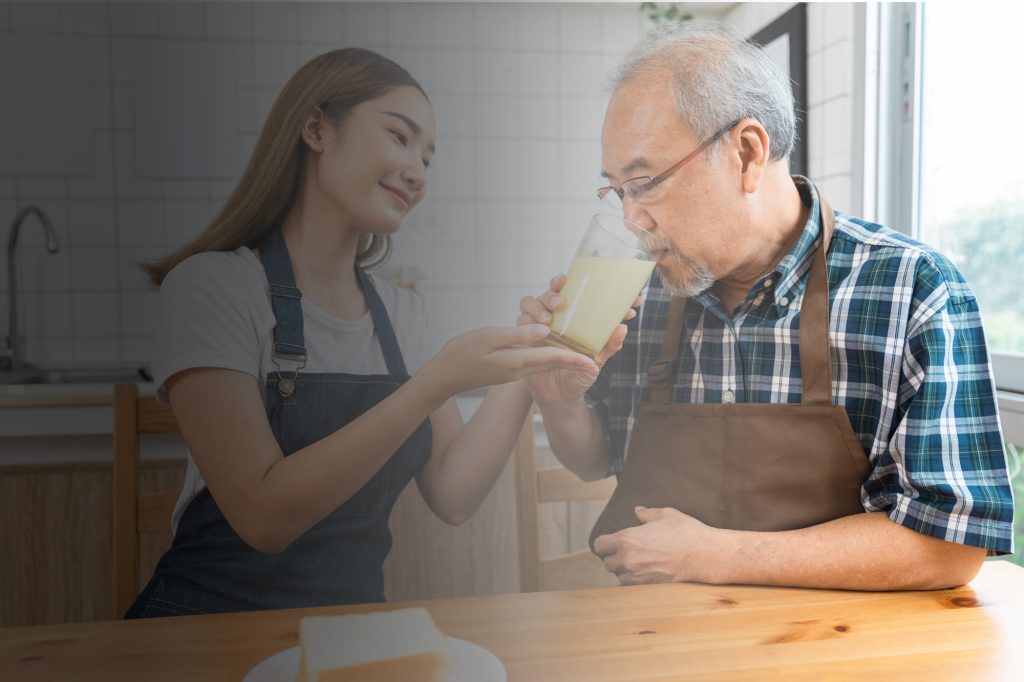 (Mengonsumsi susu Etawalin, Sumber: Freepik)