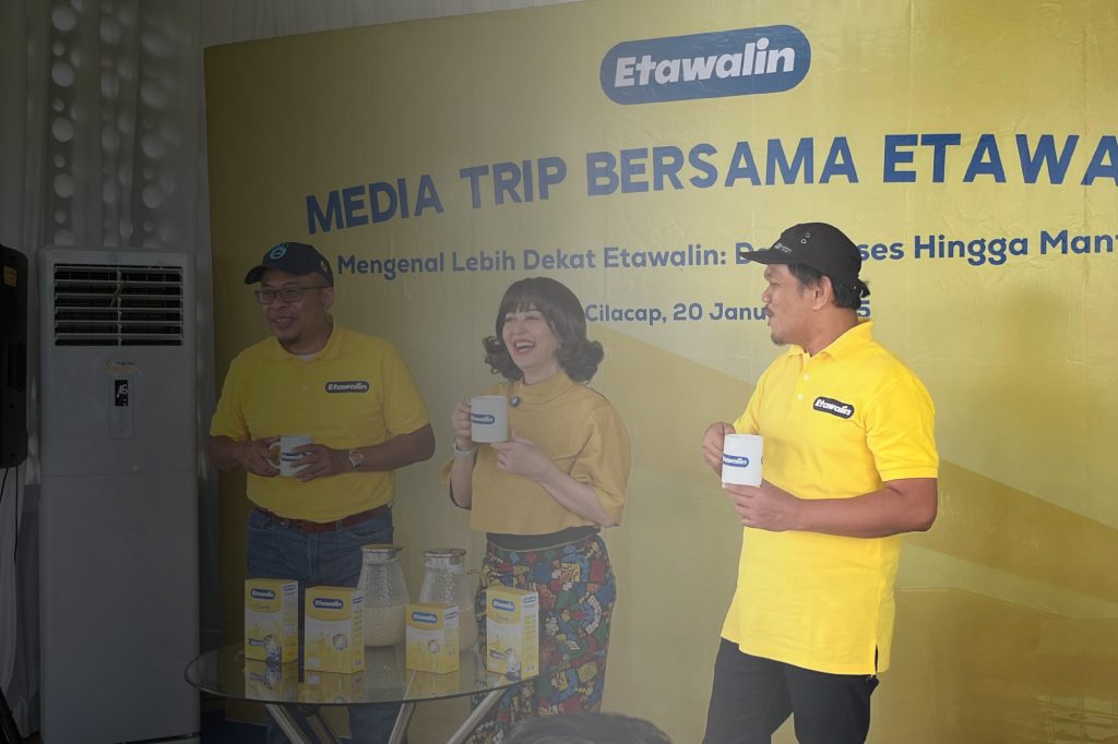 (Meram bellina mengonsumsi Etawalin, Sumber: Tim Etawalin)