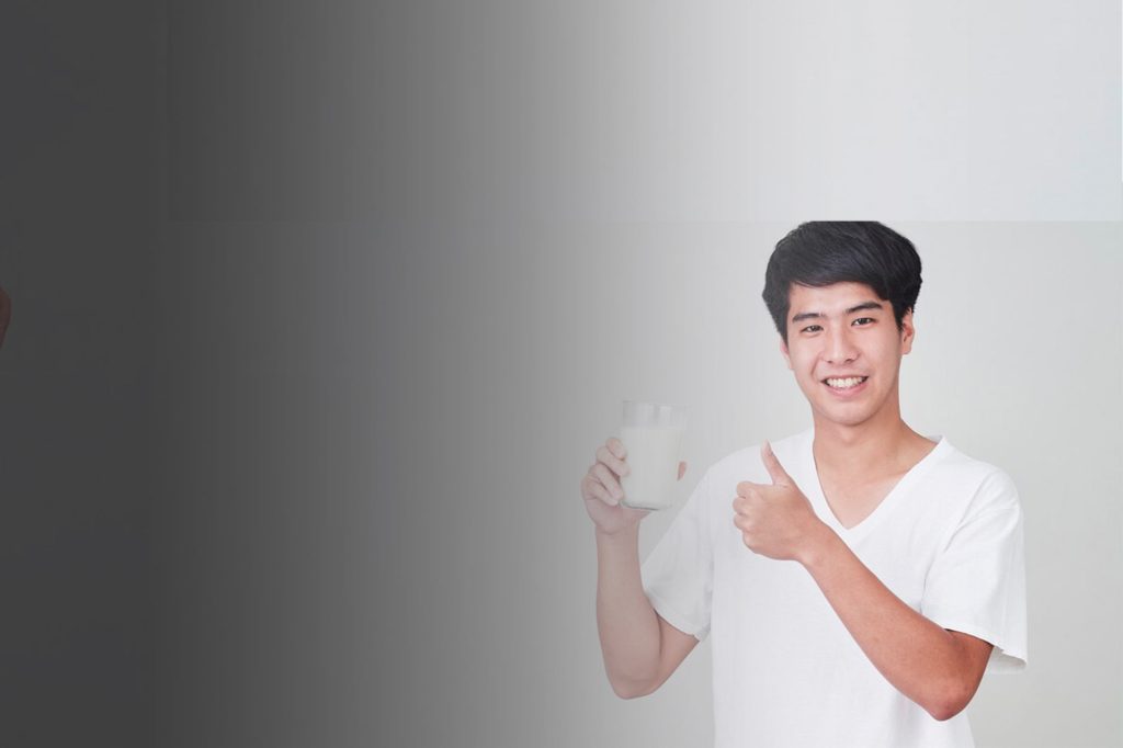 (Ilustrasi seseorang mengonsumsi susu kambing etawa, Sumber: Freepik)