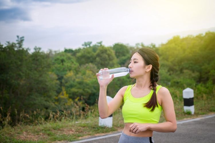 (Rutin minum air agar tidak dehidrasi saat berlari, Sumber: Freepik)