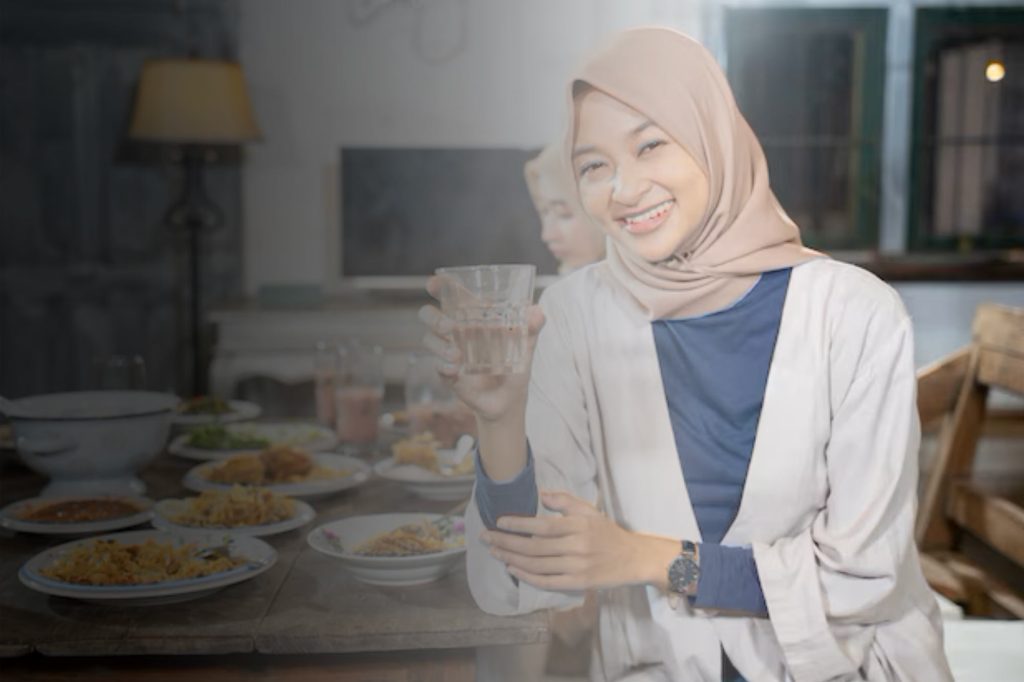 (Ilustrasi seseorang mengonsumsi air putih, Sumber: Freepik)