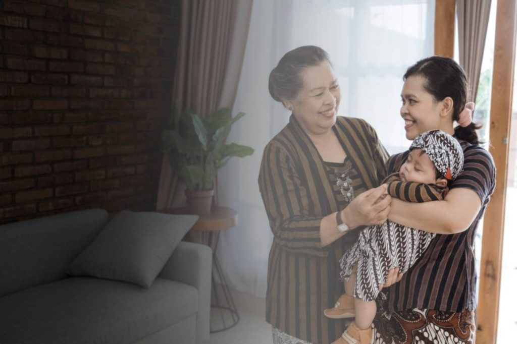 Nenek Bahagia Gendong Cucu