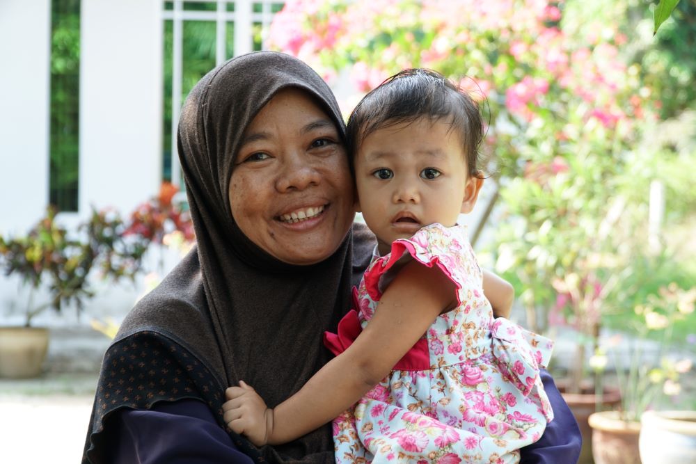 Nenek Gendong Cucu