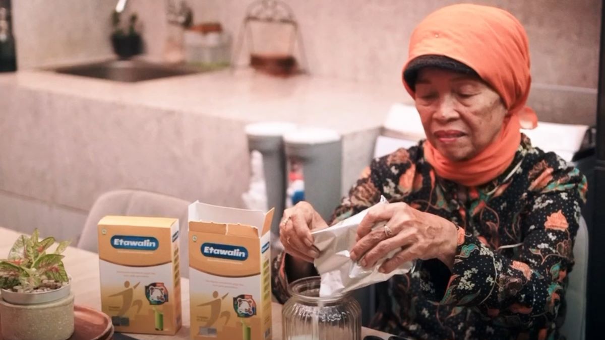 Ibu Suryani Minum Susu Etawalin